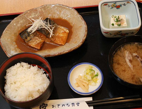 煮魚の定番、さばのみそ煮定食。濃い味噌の香りが食欲をそそる