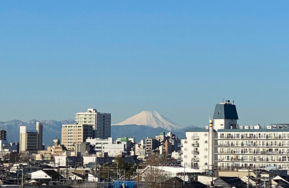 屋上は西側、東側、南側が抜けていて高円寺の街を見下ろすことができる。西側を覗けば、気象条件によっては富士山が見えることも 