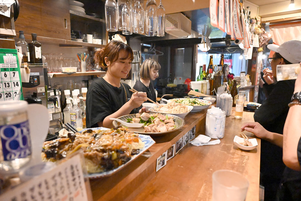 スタッフは20代が中心で店内には活気があふれる。