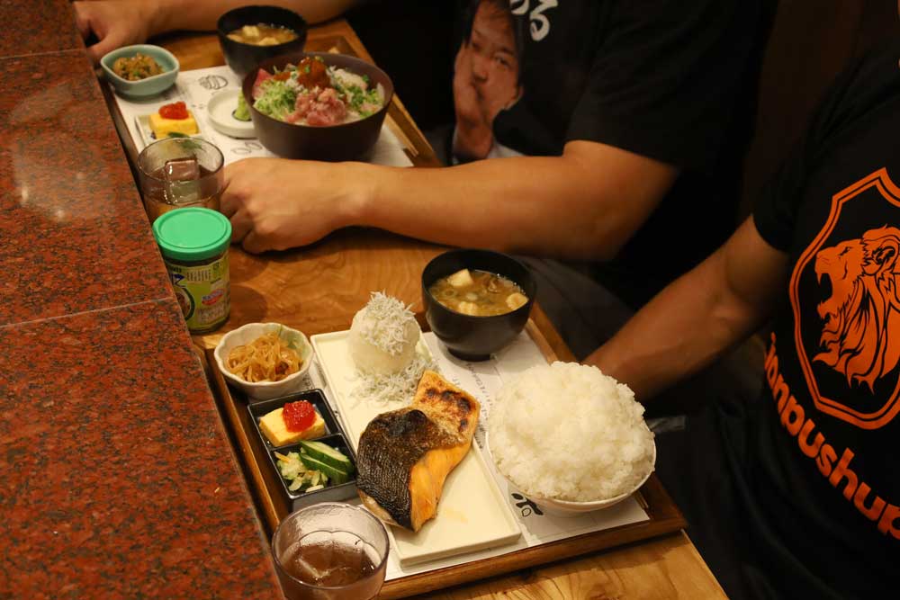 日高さんは『銀鮭塩焼き定食』（手前）宮本さんは『海鮮丼』（奥）を注文